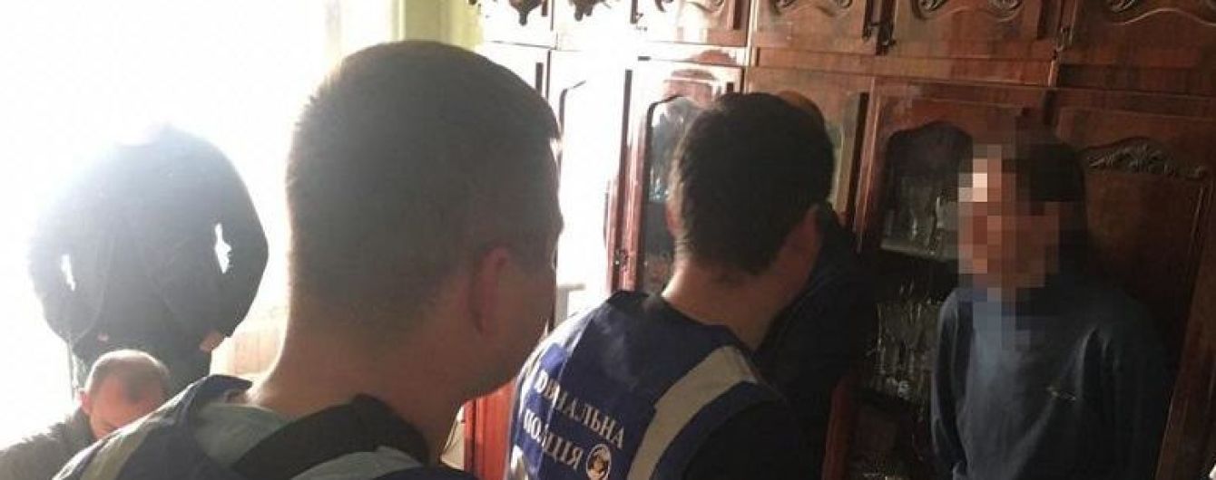 У Києві схопили чоловіка, який розбещував дітей у приміщеннях шкіл