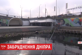 На столичном Подоле в Днепр сбрасывают неизвестные вещества: на воде появились пятна