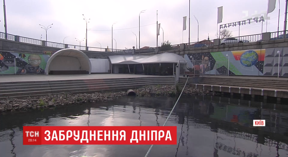 На столичном Подоле в Днепр сбрасывают неизвестные вещества: на воде появились пятна