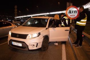 Девушка на Suzuki влетела в отбойник в Киеве и пила алкоголь перед копами