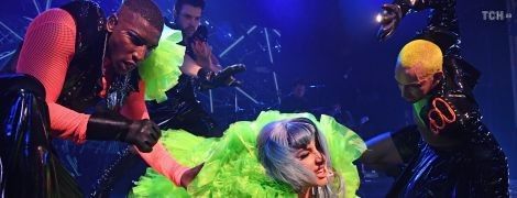 Топ падінь Леді Гаги: біля машини, під рояль та зі сцени