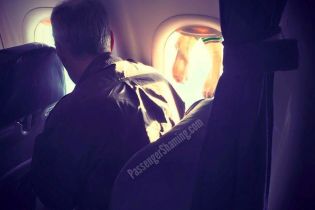 Сеть возмутил пассажир самолета, который развесил носки прямо на иллюминаторе