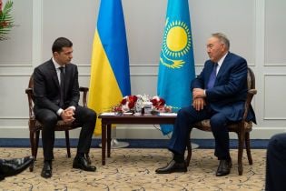 Зеленский впервые встретился с экс-президентом Казахстана Назарбаевым