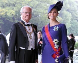 Самая яркая гостья: кронпринцесса Виктория прибыла на коронацию в красивом платье цвета индиго