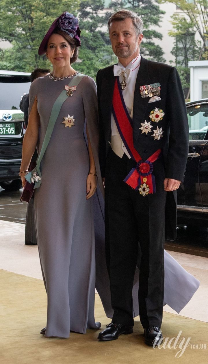 В платье Valentino и рубинами на шее: кронпринцесса Мэри и ее супруг Фредерик на торжественном мероприятии в Токио