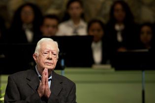 В США госпитализировали старейшего из американских президентов