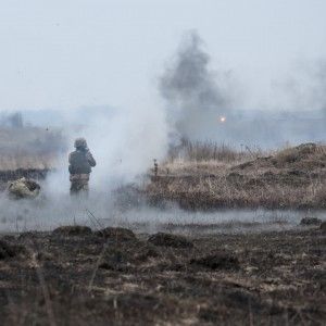 На Донбассе на взрывном устройстве подорвался украинский военный - Минобороны