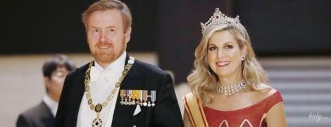 В рубиновом платье и с роскошными украшениями: королева Максима с мужем посетила банкет в императорском дворце