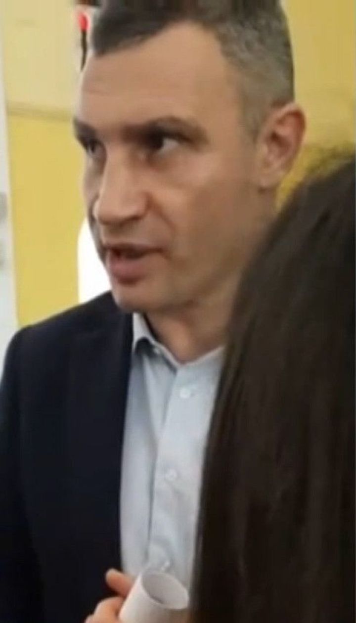 У Мережі з'явилось відео, на якому мер Києва вихопив мобільний із рук журналіста