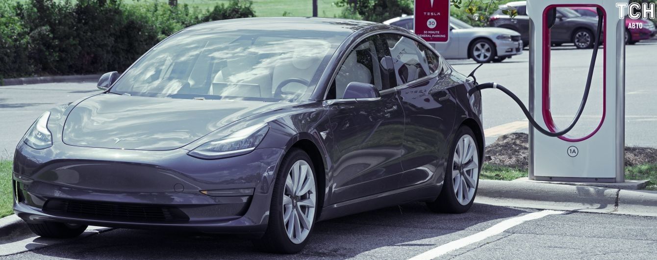 Tesla встановила у Казахстані першу зарядну станцію