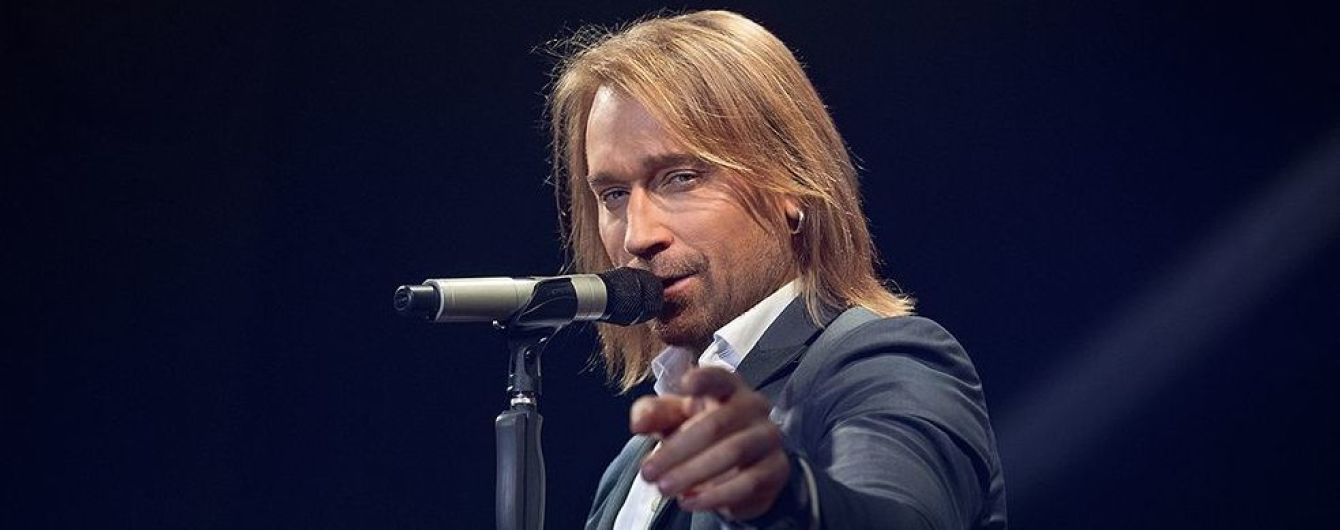 У червоній футболці і шкірянці: привабливий Олег Винник на обкладинці журналу