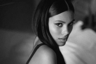 В постели с Тиной Кунаки: жена Венсана Касселя показала свой новый фотосет