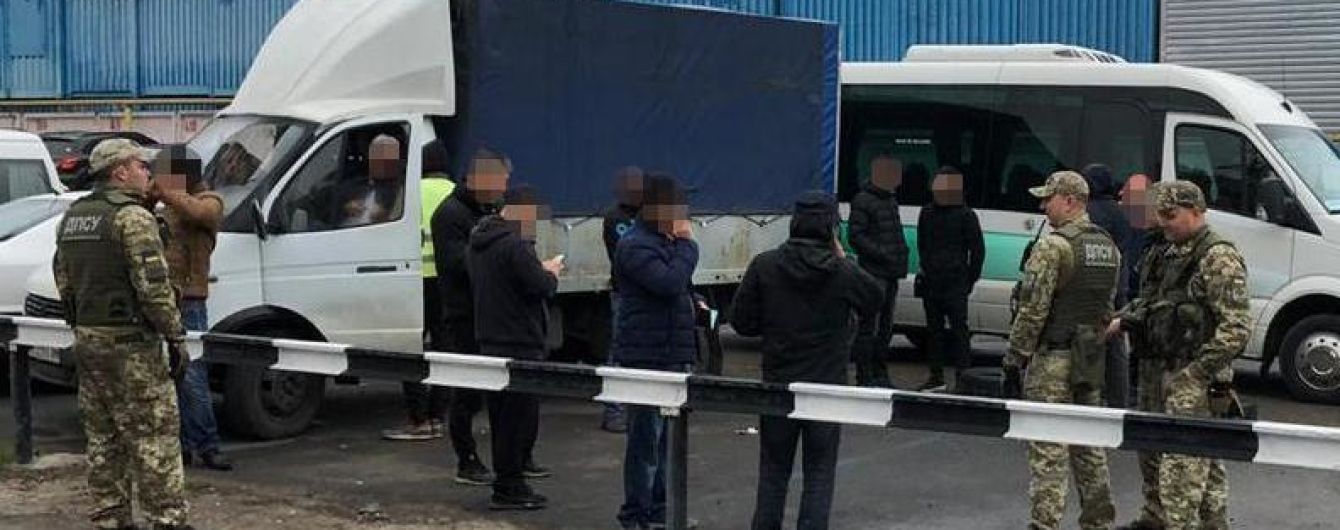 Рейд по рынку "7-й километр": в Одессе пограничники задержали 28 нелегалов
