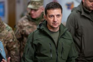"Армия готова к любому сценарию". Зеленский в зоне ООС лично поздравил военных с праздником