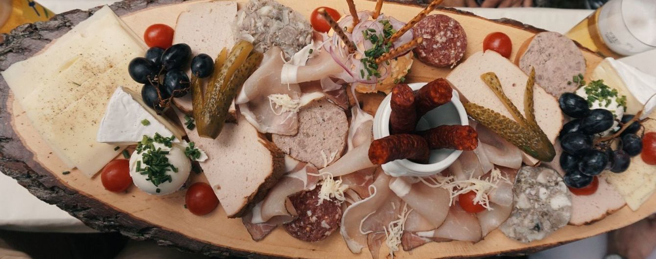 Кости, кожа и куриные головы: чем начинены популярные колбасы и как производители обманывают покупателей