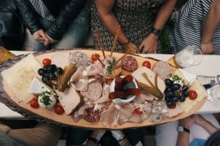 Кости, кожа и куриные головы: чем начинены популярные колбасы и как производители обманывают покупателей