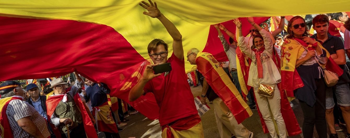 У Барселоні десятки тисяч людей вийшли на акцію проти руху за незалежність Каталонії