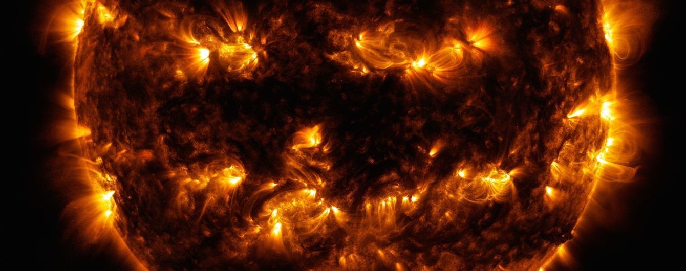 До Геловіну NASA опублікувало моторошну світлину Сонця, схожого на ліхтар з гарбуза