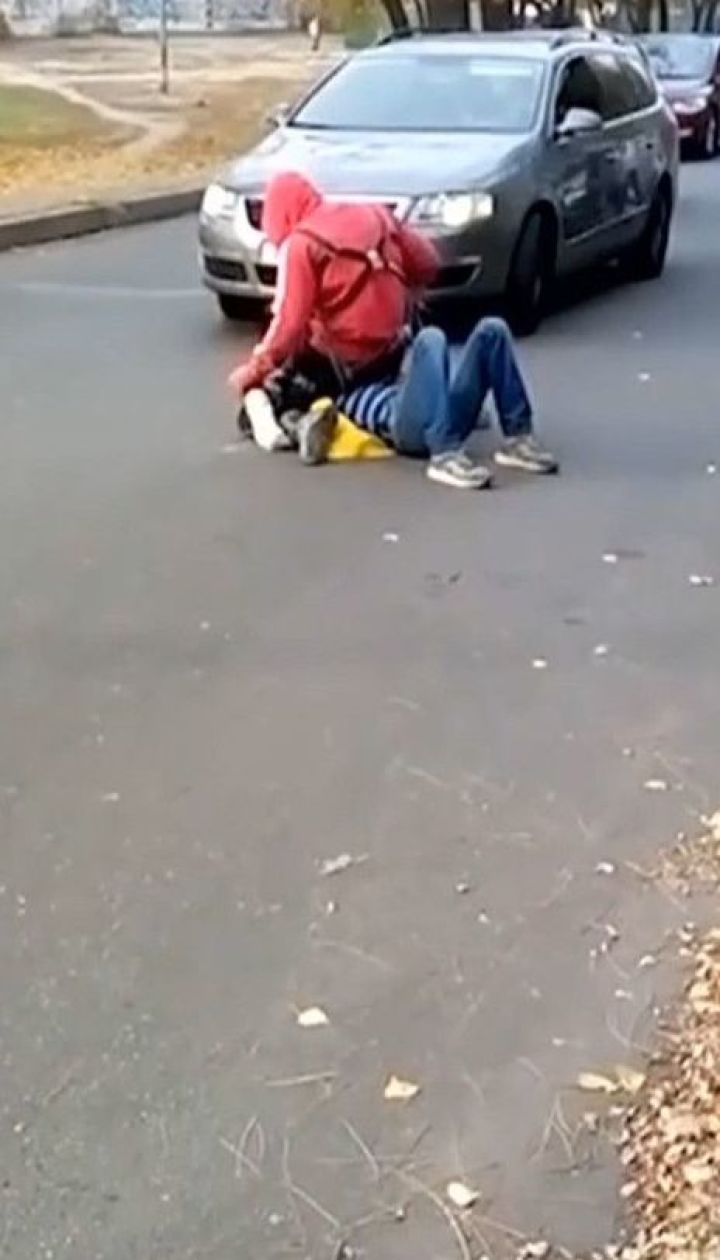 Пьяный мужчина обстрелял из пневматического пистолета прохожую в Киеве