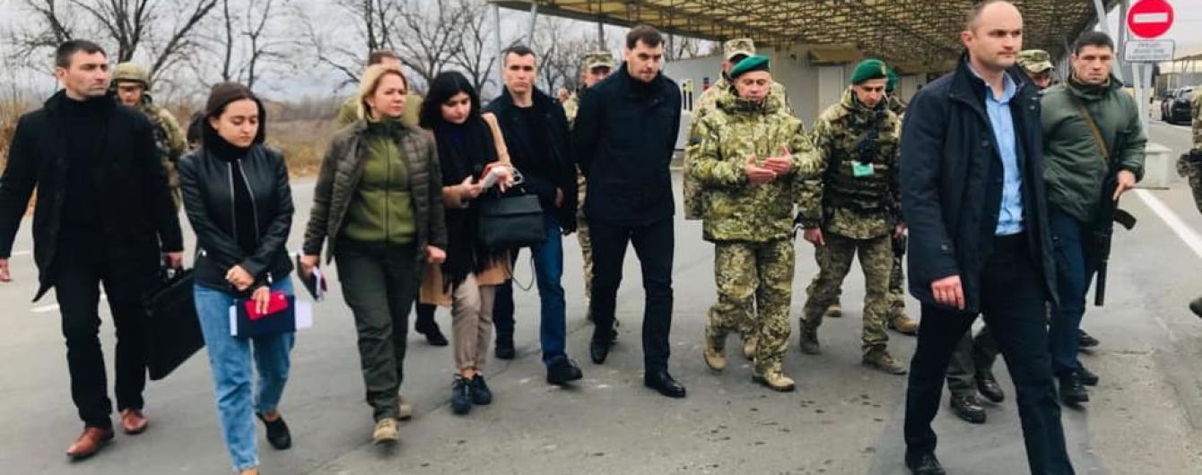 Прем'єр проінспектував КПВВ на Донбасі та обговорив процедуру перетину лінії розмежування для дітей