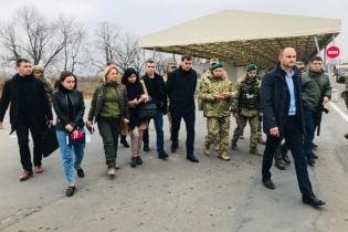 Премьер проинспектировал КПВВ на Донбассе и обсудил процедуру пересечения линии разграничения для детей