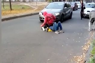 В Киеве пьяный мужчина приставал к женщине на улице и начал в нее стрелять