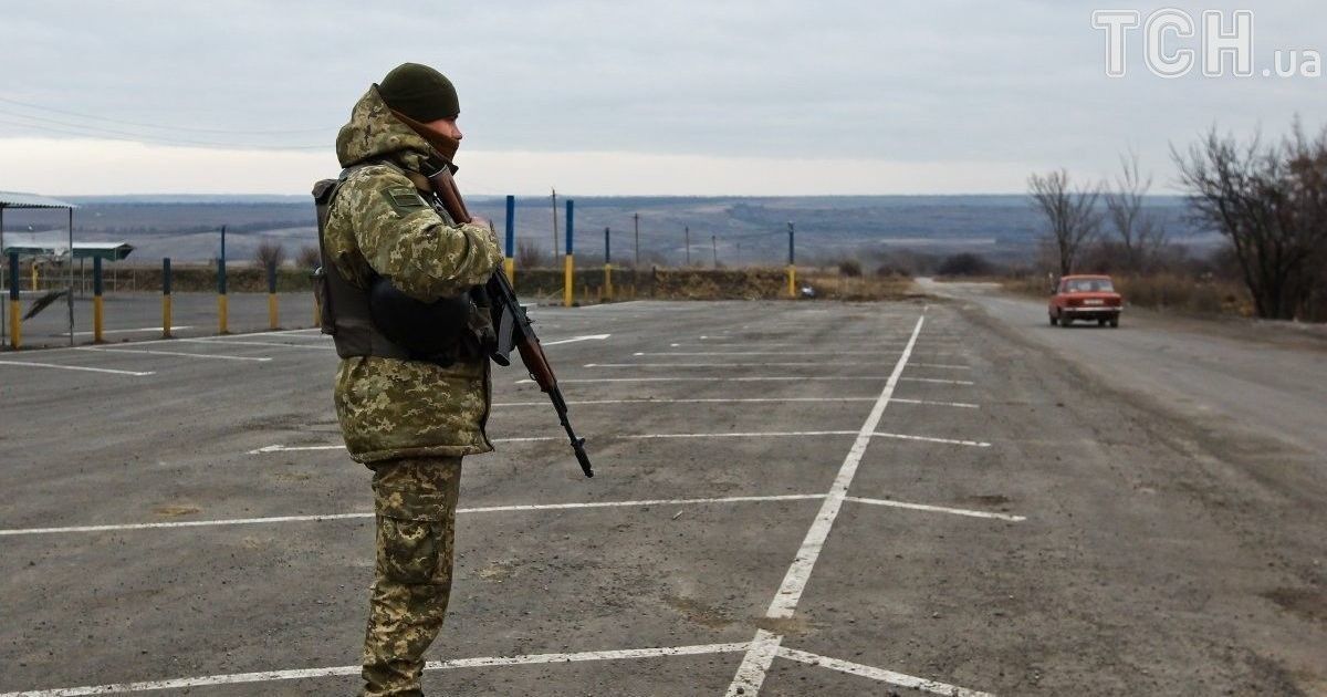 Боевики обстреляли КПВВ Майорск: люди были вынуждены бежать к украинским военным за убежищем