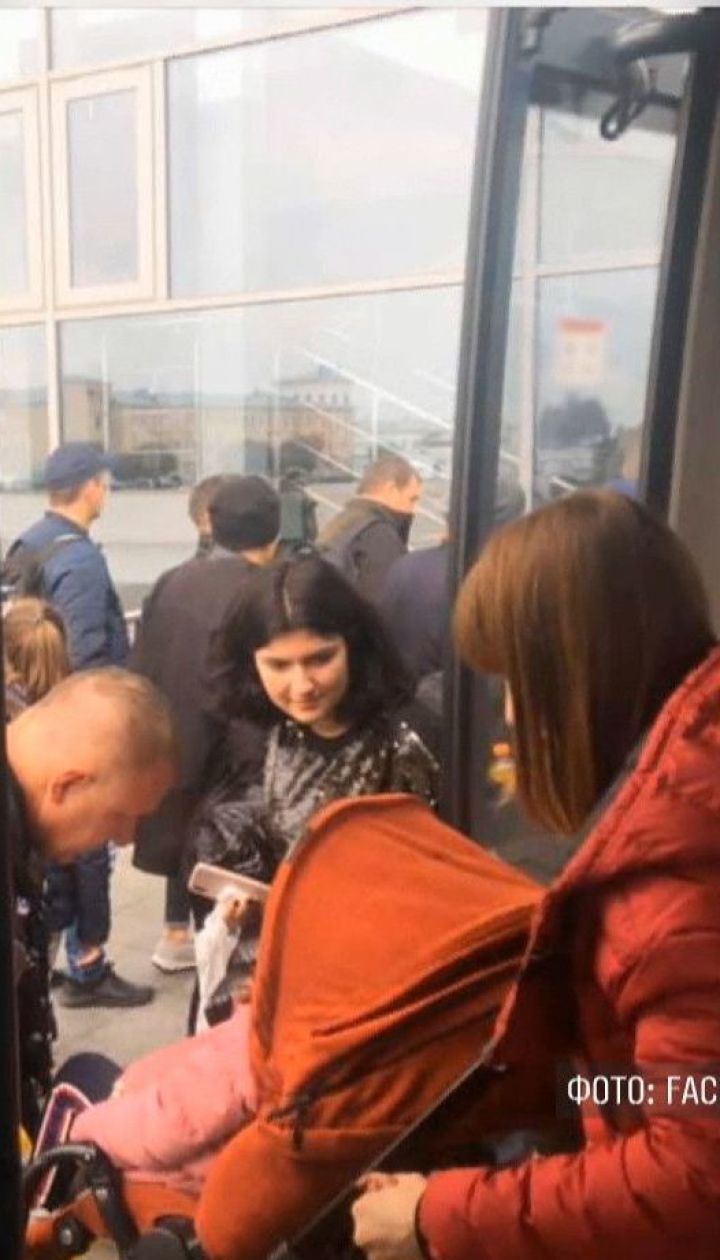 Пациентов больницы и пассажиров аэропорта эвакуировали из-за фейковых минирований в Киеве