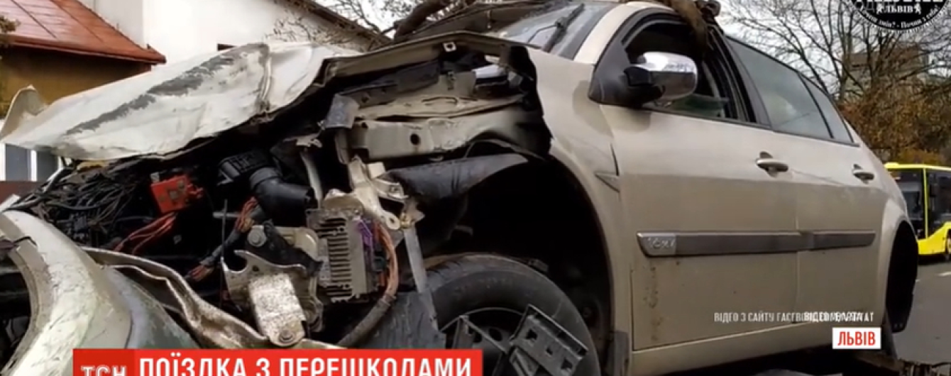 У Львові водій на швидкості зніс паркан і влетів на подвір’я житлового будинку