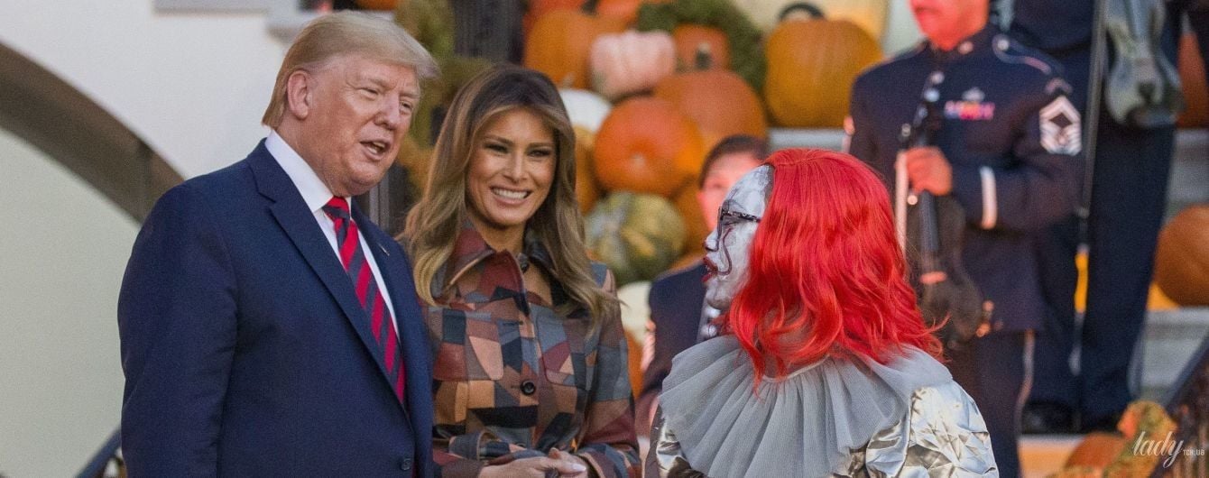 У пальті в стилі печворк і з насиченим макіяжем: Меланія Трамп з чоловіком відсвяткували Геловін у Білому домі
