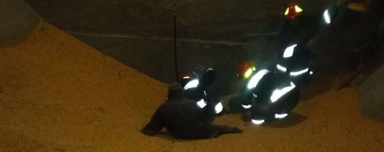 В селе Ивано-Франковской области двое мужчин насмерть засыпало кукурузой