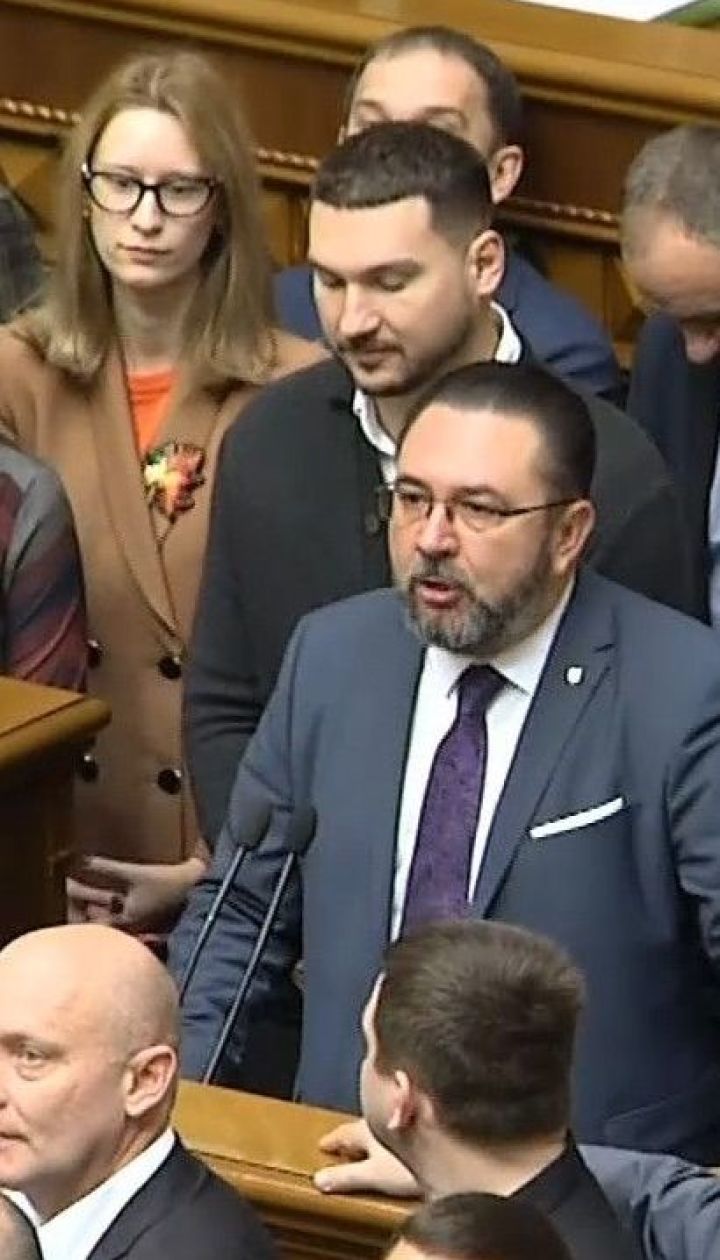 Фракция "Слуга народа" блокировала трибуну из-за высказываний депутата Федыны о Зеленском