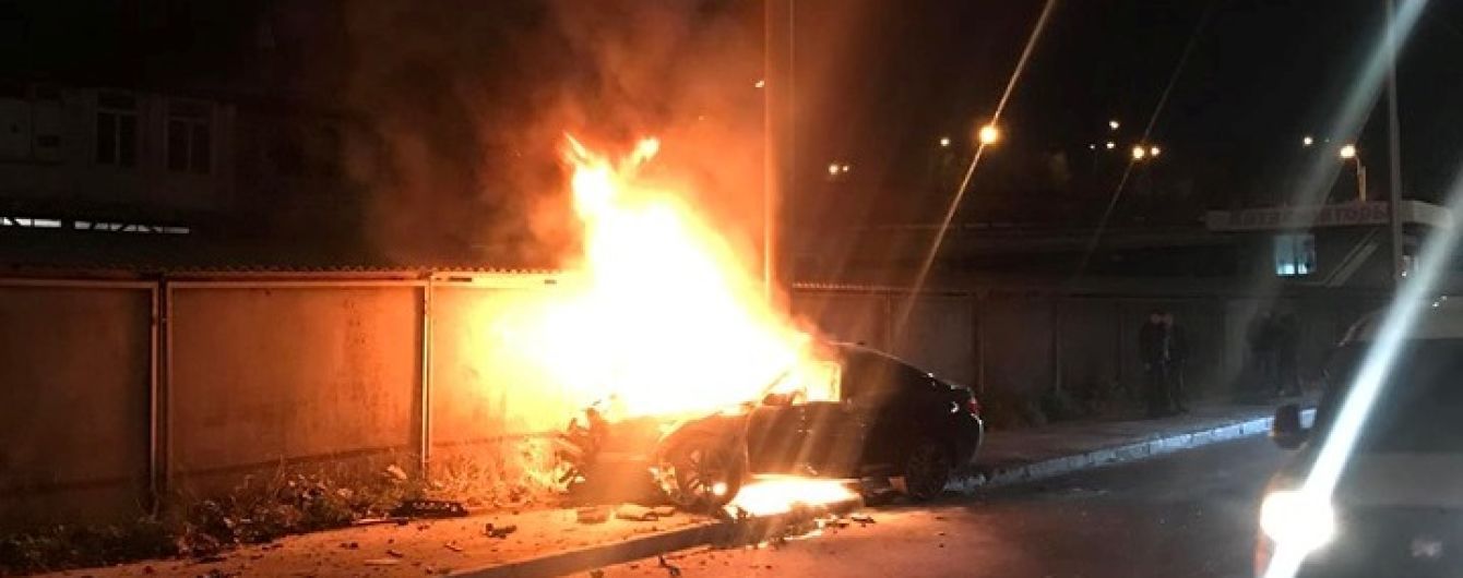 В Киеве BMW влетел в столб и загорелся