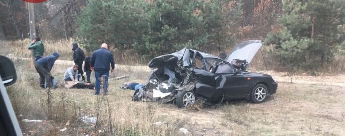 Під Києвом у смертельній аварії людей затисло у легковику