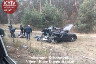 Под Киевом в смертельной аварии людей зажало в легковушке