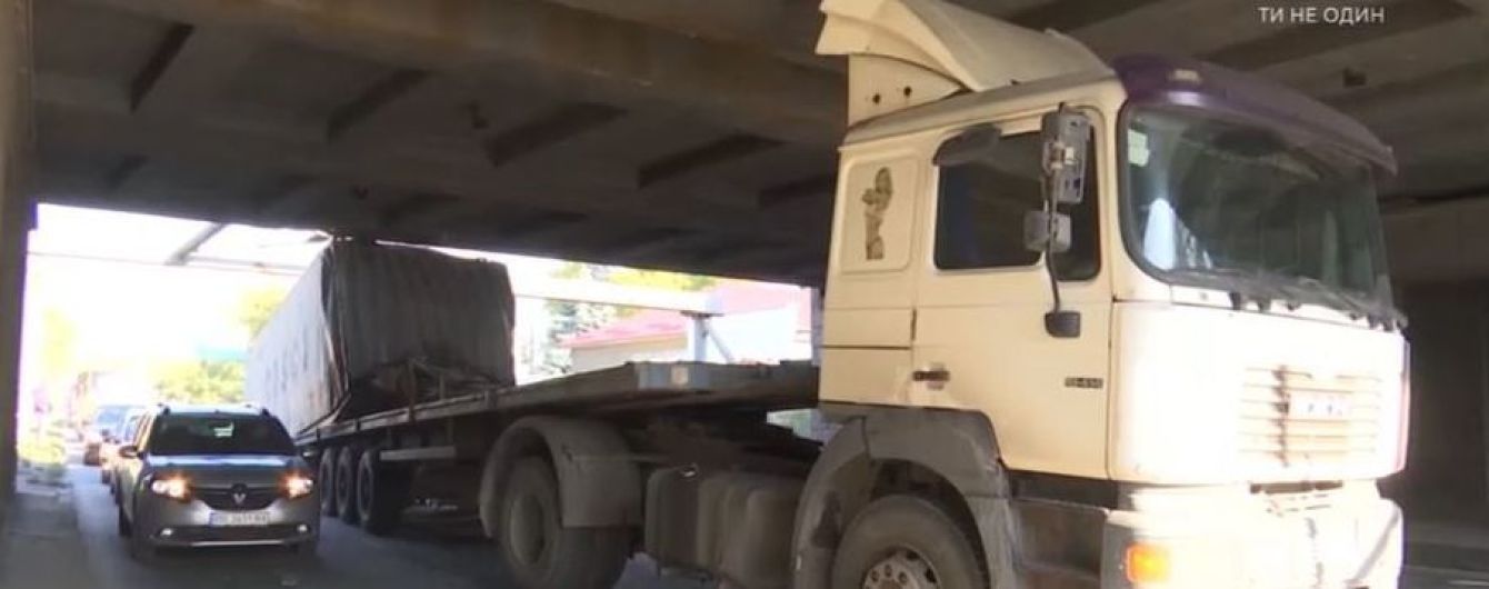 В Одесі фура не розрахувала висоти і застрягла під залізничним мостом