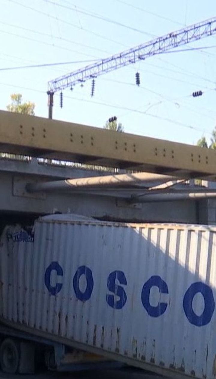 В Одессе грузовик застрял под железнодорожным мостом, образовалась многокилометровая пробка