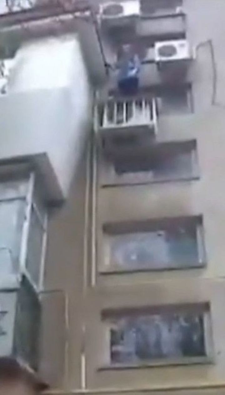 Патрульные в Одесской области спасали бабушку, которая взобралась на кондиционер на фасаде дома