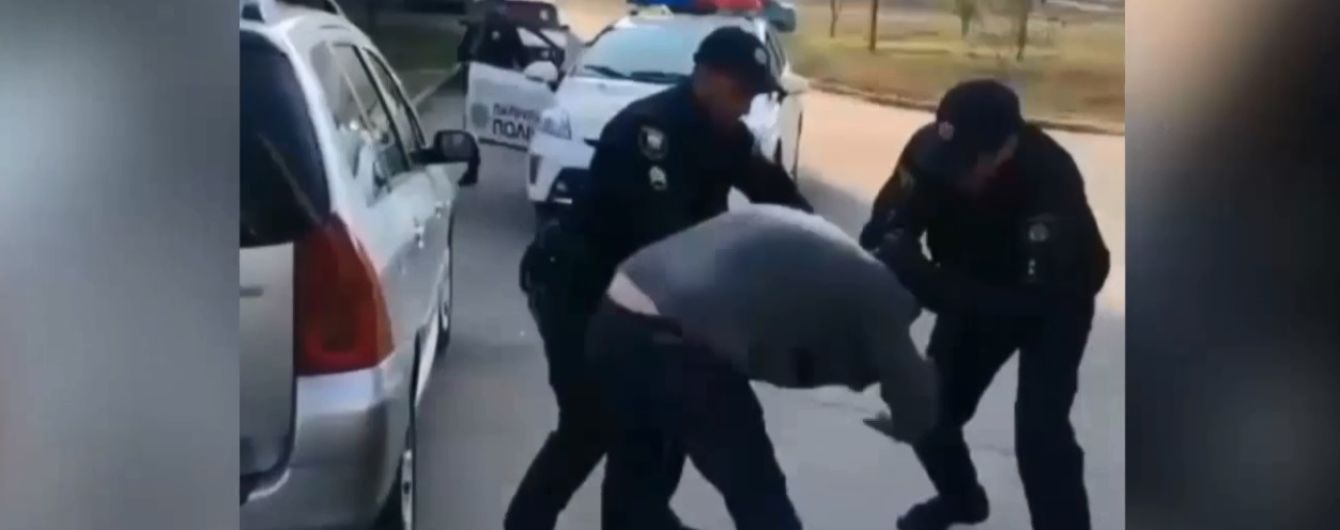 У Маріуполі патрульні зламали ногу перехожому та відкрили супроти нього провадження