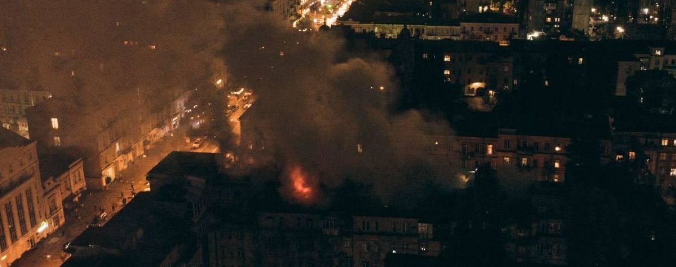 Масштабну пожежу на даху багатоповерхівки в Києві загасили