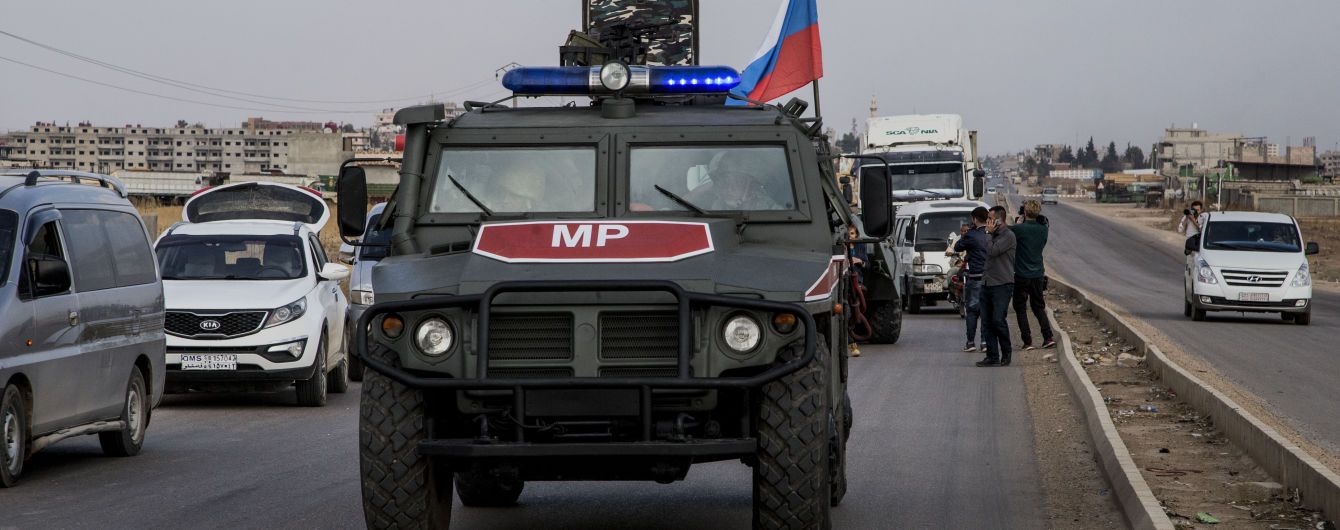 "Машина побита, ми ідемо". У Сирії колону з російськими військовими знову закидали камінням