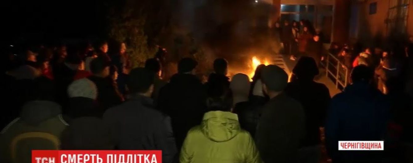 В Прилуках горожане ночь пикетировали отделение полиции, чтобы провели расследование гибели парня на путях
