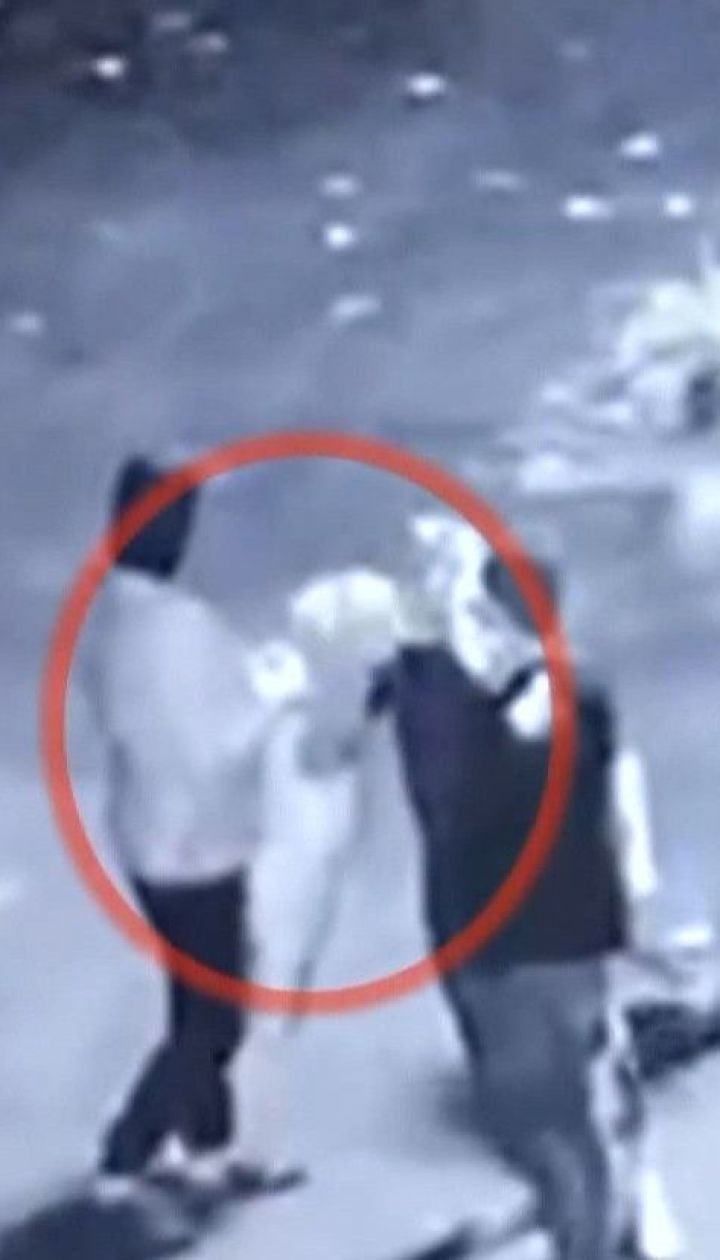 В Одесской области молодой человек под звуки шансона сорвал государственный флаг и вытер об него ноги