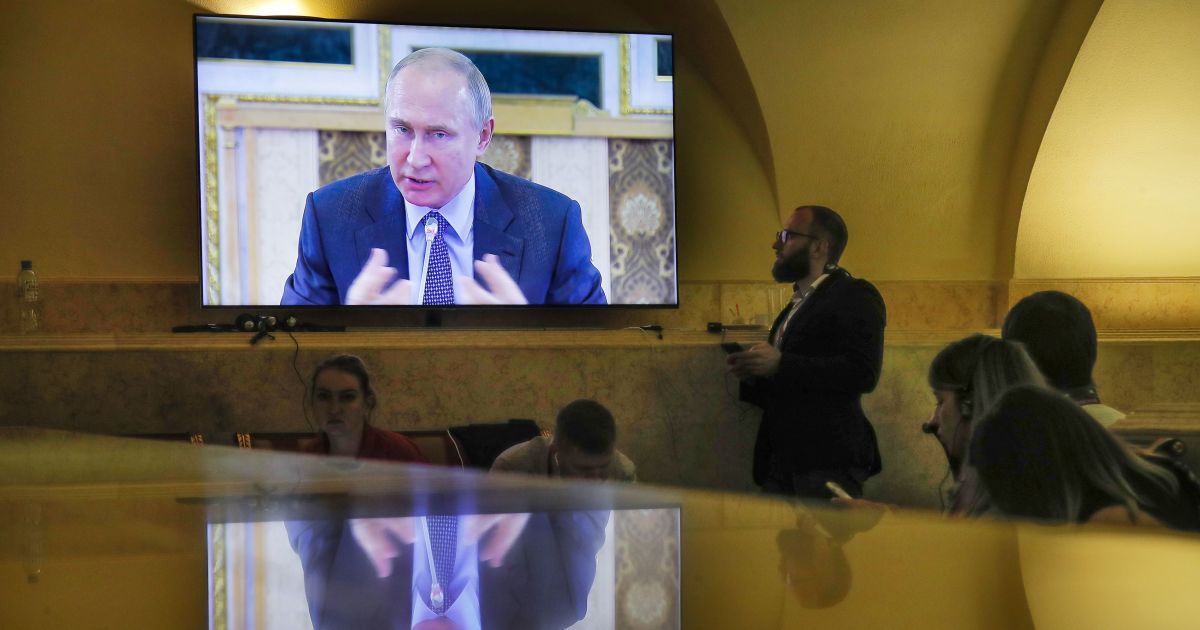 "Путин - самая большая телезвезда": британцам час показывали пропаганду российских каналов