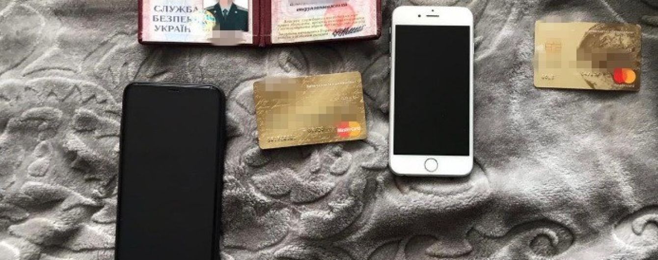 В Одесі на хабарі погорів СБівець зі спільником. Вони вимагали гроші у бізнесменки