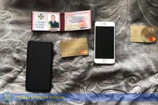 В Одесі на хабарі погорів СБівець зі спільником. Вони вимагали гроші у бізнесменки