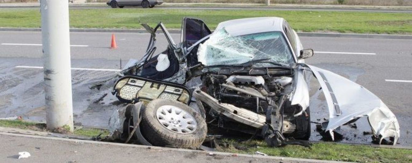 В Днепре водитель уничтожил BMW о столб, пострадали трое детей