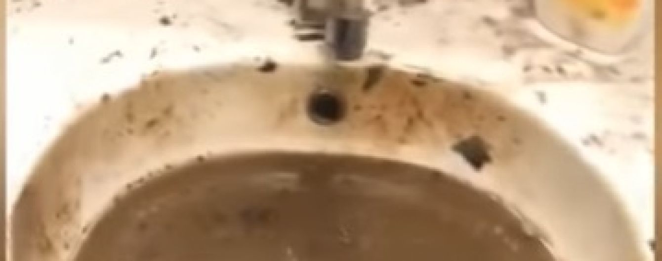 Під час обшуків у київського забудовника працівники намагалися спалити та залити водою документи. ТСН отримала відео
