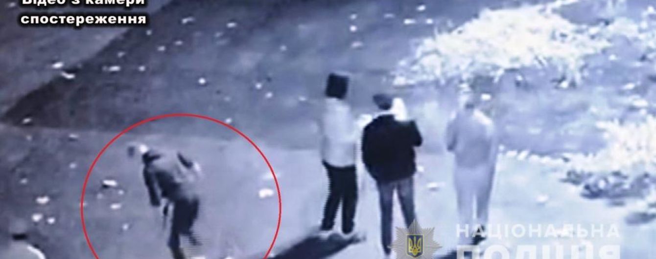 Поліція оприлюднила відео, як на Одещині молодик зірвав прапор України та витер об нього ноги