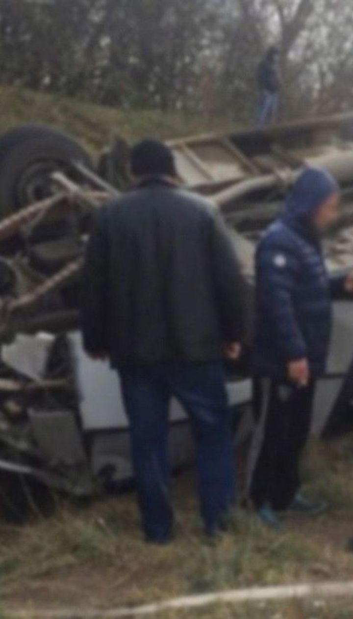 Рейсовий автобус перекинувся на Хмельниччині: 13 людей зазнали травм